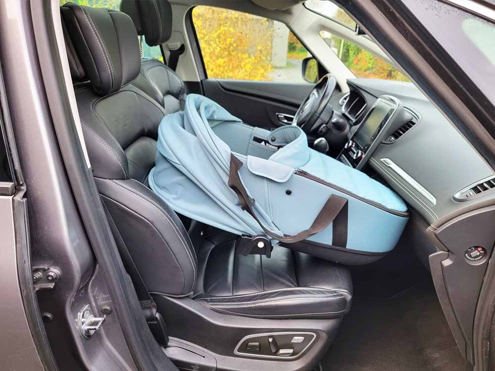 YOYO Babyzen bassinet stored at the car passenger seat