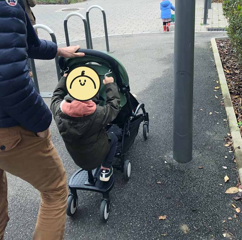 YOYO Connect stroller with a child seated on it behind a 6+ pack