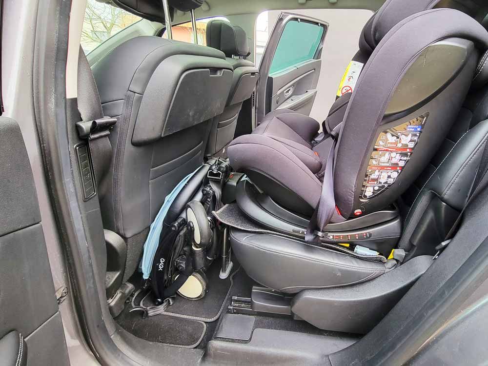 YOYO Babyzen 6+ stroller folded in the car at the car seat