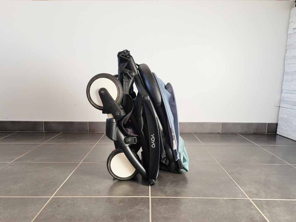 YOYO Babyzen 6+ stroller, folded on its own on the ground