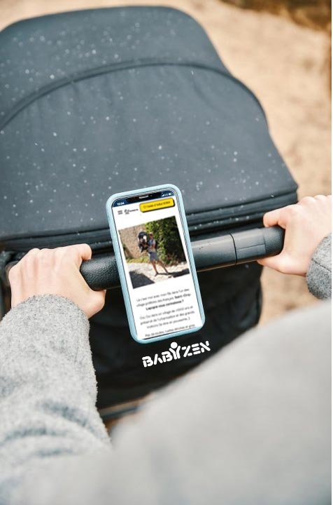 YOYO Babyzen stroller with a smartphone on a handlebar support