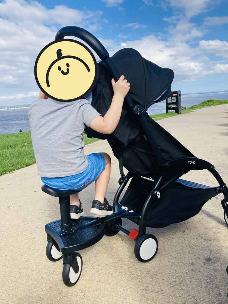 a kid on a yoyo stroller board from the brand babyzen